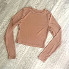 Nwot Tan Cropped Ribbed Crewneck, S Brown Ribbed Cropped Top, Ribbed Brown Crop Top For Fall, Fall Ribbed Brown Crop Top, Fitted Brown Basic Crop Top, Brown Crew Neck Crop Top For Fall, Brown Ribbed Crop Top For Spring, Brown Ribbed Top For Spring, Ribbed Brown Tops For Spring, Spring Ribbed Brown Crop Top