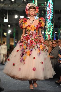 Flower Gown, Unusual Dresses, Dress Runway, Runway Dresses, Floral Fashion, Flower Dress, Flower Fashion, Mode Inspiration