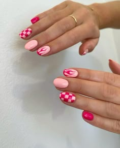 Summer Rounded Nails, Bright Checkered Nails, Short Almond Nail Inspiration, Short Nails Inspiration Spring, Short Checkered Nails, Nail Checkered, Softball Nail Designs, Funky Pink Nails, Pink Fire Nails