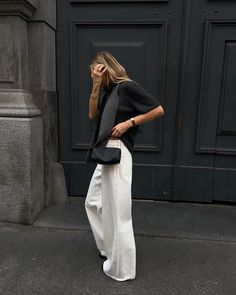 The Row Margaux 15 Outfit, The Row 90s Bag Outfit, White Jeans Black Top Outfit, The Row Bag Outfit, The Row 90s Bag, The Row Aesthetic, Row Aesthetic, Minimal Stil, The Row Bag