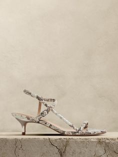 Terzo Leather Kitten-Heel Sandal | Banana Republic Kitten Heels Sandals, Ivory Outfit, Snake Heels, Medium Tv Show, Kitten Heel Sandals, Technology Fashion, Fall Wear, Brown Handbag, French Women