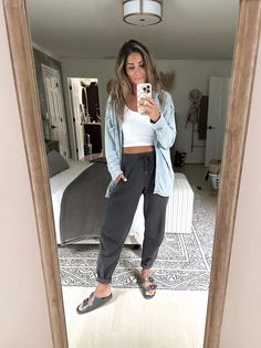 Travel Jogger Outfit, Chill Mom Outfits, Over 40 Fashion 2024, Joggers Travel Outfit, Casual Jogger Outfits Women, Chilly Beach Day Outfit, Casual Hangout Outfit, Hot Summer Day Outfit, Summer Lounge Outfit