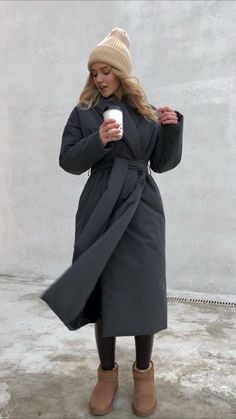 Gray Uggs Outfit, Outfit Ideas Uggs, Winter Coats Women Casual, Winter Warm Outfits, Fashion Baddie, Puffer Outfit, Women Outfit Ideas, Chic Autumn, Long Winter Coats