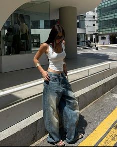 Pakaian Hipster, Pants Streetwear, Jeans High Waist, Baggy Denim, Tomboy Outfits, Looks Street Style, Summer Design, Womens Jeans, Instagram Foto