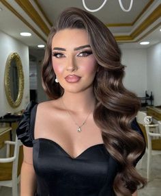 Hire Style Wedding, Quince Mom Hairstyles, Hairstyle For Open Back Dress, Open Hair Hairstyles Wedding, Side Part Wedding Hair, Open Hair, Bridesmaid Hair Makeup