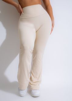 Effortless Legging Nude in a light beige color with seamless design Nude Leggings, Wedding Swimwear, Trendy Leggings, Diva Boutique, Satin Blazer, Scoop Neck Tank Top, Wrap Shirt, Lace Bodysuit, New Arrival Dress