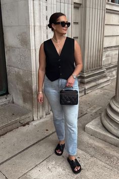 21 Stylish Wide-Leg Jeans Outfits You'll Want to Copy ASAP White Collared Shirt, Monochrome Outfit, Casual Night Out