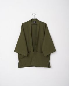 Ein übergroßer Kimono aus 100 % Baumwolle mit 3/4-Ärmeln und Jackentaschen. Mit jedem Outfit kombinierbar! Cat Kimono, Oversized Kimono, Green Kimono, Jumpsuit And Blazer, Body Warmer, Jewelry Stand, Kimono Jacket, Sweaters Knitwear, Lingerie Collection