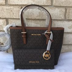 New. 100% Authentic Xs Carryall Tote 9"Bottom 11"Top X 7.75"H X 4.25"D Lg Trifold Wallet Brown Color Mk Bags Michael Kors, Mk Handbags Michael Kors, Mk Tote Bag, Mk Handbags, Michael Kors Tote Bags, Mk Bags, Convertible Top, Crossbody Tote Bag, Zip Tote