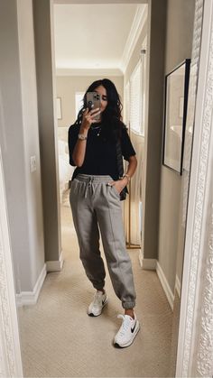 Casual Sporty Style Women, Athlete Travel Outfits, Women’s Athleisure Outfits 2023, Professional Athleisure Outfits Summer, Sporty Style Outfits Comfy Casual, Athleisure Business Outfits, Cute Athletic Outfits For Fall, Cute Pe Teacher Outfits, Sporty Athleisure Outfits