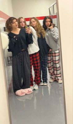 Pyjama Day Outfits School, Cute Pajamas For School, High School Pajama Day Cute Outfits, Pajama Day Aesthetic, Cute Outfits To Hangout With Friends, Aesthetic Sleepover Outfits, Pajamas To Wear To School, Pajama Day Makeup