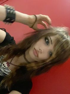 Early 2000s Dyed Hair, Easy Dyed Hair Ideas, Chunky Highlights Side Part, Selfie Ideas Emo, 2000s Goth Hair, Shaggy Hair For Round Face, Emo With Blonde Hair, Hair Diy Ideas Coloring, Scene Hair Brown