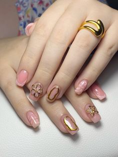 Uñas naturales con nivelación de rubber y un hermoso diseño con flor 3D y relieves #nailsofinstagram #nailart #flowers #flores #3dart #uñas #chrome #relieve #rosas Nails Con Relieve, Square Gel Nails, Wave Nails, Acrylic Nails Nude, Brown Acrylic Nails, Cow Nails, Glamour Nails, Fancy Nails Designs