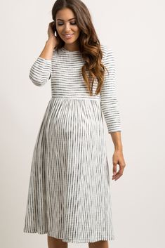 Maternity Chic, Maternity Midi Dress, Cute Maternity Outfits, Stylish Maternity Outfits, Winter Maternity, Stylish Maternity, Pregnancy Outfits, Pleated Midi Dress, Winter Photography