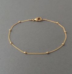 Minimalist Accessories Jewellery, Tiny Bead Bracelet, Delicate Gold Bracelet, Chain Layering, Gold Bracelet Simple, Dainty Gold Bracelet, Gold Chain Design, Jewelry Bracelets Gold, Gold Rings Fashion