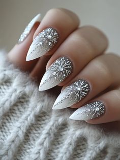 December Nails Snowflake, December Nails Ideas, Frosty Nails, January Nail Ideas, December Nail Ideas, Firework Nail Art, January Nail, New Years Eve Nails, December Nails