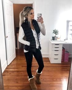 Ugg Boots And Leggings, Black Leggings Outfit Winter, Black Vest Outfit, Mom Outfits Winter, Makeup Winter, Leggings Outfit Winter, Ugg Boots Outfit, Leggings Outfit Casual, Winter Boots Outfits