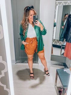 High Waisted Shorts Outfits, Shorts Outfit Plus Size, Bag Shorts Outfit, Mexico Wardrobe, Paper Bag Shorts Outfit, High Waisted Shorts Outfit, Outfit Midsize, Denim Paper, Outfit Plus Size