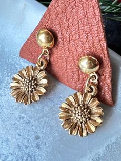 Daisy Flower Stud Earrings Vintage 70s Jewelry Gold Vintage Flower Charm Dangle Earrings, Vintage Gold Earrings With Flower Charm, Vintage Gold Flower Earrings For Spring, Gold Vintage Flower Earrings For Spring, Vintage Adjustable Dangle Flower Earrings, Vintage Dangle Earrings With Flower Charm, Vintage Drop Earrings With Flower Charm, Vintage Dangle Earrings For Spring, Retro Gold Flower Jewelry