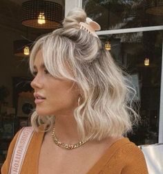 #BlondeHairGoals #BlondeTransformation #HairMakeover #BlondeBeauty #BlondeAmbition #HairInspo #BlondeBombshell #BlondeJourney #NewHairWhoDis #BlondeVibes #HairTransformation #BlondeLife #BlondeHighlights #BlondeObsessed #BlondeMagic Carpet Bangs Short Hair, Blonde Hair 2023 Bangs, Autumn Blonde Hair Short, Jo And Kemper Hair, Blonde Inspo Hair Short, Lob Haircut On Round Face, Short Lob With Layers, Curtain Bangs Short Hair With Glasses, Bob Balayage With Bangs