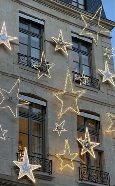 christmas lights are hanging on the side of a building