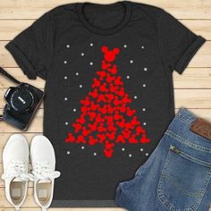 Disney Christmas Gifts, Disney Christmas Tree, Disney Christmas Shirts, Projets Cricut, Christmas Tree Shirt, Disney Tees, Tree Shirt, V Neck Tank Top, Disney Christmas