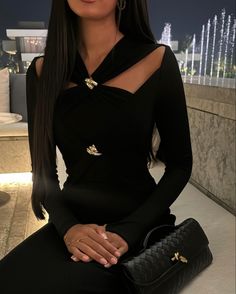 @on.ur.wishlist on instagram Luxury Feminine Midi Dress For Night Out, Chic Elegant Dress, Luxury Sleek Black Dress, Dark Elegant Outfit, Dark Chic Aesthetic, Winter Birthday Fits, Luxury Black Velvet Dress Elegant, Black Dress Luxury Aesthetic, Luxury Black Long Sleeve Winter Dress