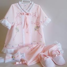 Embroidered Baby Clothes, Kid's Fashion, Beautiful Clothes, Beautiful Outfits, Doll Clothes, Kids Room