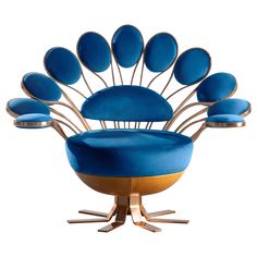 the peacock chair is designed to look like it's feathers