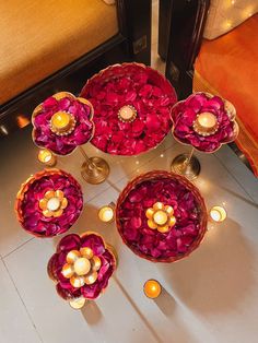 Indian Celebration Decor, Flowers Diwali Decoration, House Decor For Diwali, Flower Decorations Diwali, Flower Decor Diwali, Elegant Diwali Decor, Diwali Aesthetic House, Diwali Decor Aesthetic, Indian Diwali Decor