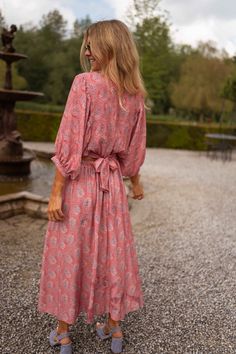 Step into wonderland with this pink patterned mid-length skirt! Featuring a lively paisley pattern and elastic backing, it's the perfect blend of comfort and glamour. Though unlined, the skirt is not sheer. Our model is also wearing the Karlou blouse One size (fits from US 2-4-6-8) Length 34.25 in - Width 12.99 in 100% viscose Washing: handwash only Pink Tiered Skirt Dress With Elastic Waistband, Bohemian Dress With Elastic Waistband And Relaxed Skirt, Pink Dress With Elastic Waistband And Tiered Skirt, Pink Bohemian Style Tiered Skirt Dress, Pink Bohemian Dress With Tiered Skirt, Bohemian Dress With Lined Skirt For Day Out, Pink Bohemian Relaxed Maxi Skirt, Bohemian Maxi Skirt With Paisley Print For Summer, Pink Flowy Dress With Lined Skirt