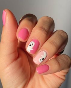 Short Nail Designs Halloween Easy, Cute Ghost Nails Short, Short Nail Art Halloween, Pink Ghost Nails Short, Halloween Nails Short Ghost, Girly Ghost Nails, Pink Ghosts Nails, Gel Manicure Halloween, Cute Halloween Dip Nails