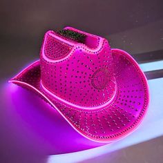 Leve seu visual para o próximo nível com nosso chapéu de cowboy neon com strass. Seu chapéu de cowboy merece tanto destaque quanto seus brincos e colar. Arrase com este chapéu e eleve seu visual para o próximo nível.




Decorado à mão e projetado por Stevie B EXCLUSIVE (Feito sob encomenda em 2 - 3 semanas) Festival Hats With Rhinestones And Short Brim, Festival Hats With Rhinestones And High Crown, Festival Hat With Rhinestones And High Crown, Cowboys Hat, Performance Gift, Light Up Hats, Beyonce Concert, Stevie B, Space Cowgirl