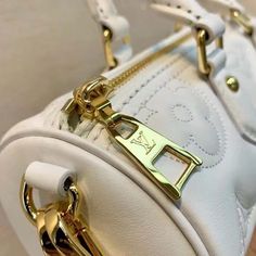 Features: M59827 The compact, sporty Papillon BB handbag is made from soft, padded calf leather, embroidered with Louis Vuitton’s classic Monogram pattern. It features a removable gold-color chain in addition to a detachable shoulder strap and rolled leather top handles, enabling multiple ways of carrying the bag. 7.9 x 3.9 x 3.9 inches (length x Height x Width) 20 x 10 x 10 cm Snow White Quilted and embroidered smooth calf leather Nylon strap Jacquard with Nano Monogram lining Gold-color hardware 2 top handles for hand carry 1 adjustable and removable nylon strap for shoulder or crossbody carry 1 removable chain Inside flat pocket Strap:Removable, adjustable Strap drop: 13.8 inches Strap drop max: 21.3 inches Chain:Removable Chain drop: 7.7 inches Handle:Double Luxury White Shoulder Bag With Zipper, Luxury White Shoulder Bag With Zipper Closure, Luxury White Satchel With Zipper Closure, Luxury Handheld Shoulder Bag With Zipper Closure, White Luxury Bag With Zipper Closure, Luxury Handheld Satchel With Zipper Closure, Classic Monogram, Monogram Pattern, White Quilt