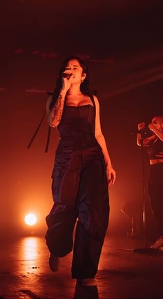 Ella mai cantando no show wallpaper aesthetic Ela Mai, Bathroom Shrine, Heart On My Sleeve, Concert Fit, L A, A M