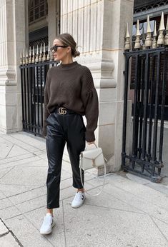 Nadia Anya, Leather Trousers Outfit, Lederhosen Outfit, Leather Pants Outfit, Black Leather Pants, Causual Outfits, Outfits Winter, Leather Trousers, Outfit Inspo Fall