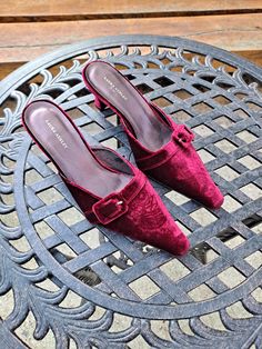 Elegant Laura Ashley 90s Vintage Velvet Pointed Toe Mules Low Heels Burgundy Floral Shoes UK5.5 EU38.5. In as new condition. Made in Spain. THE SHOES Beautifully classic pointed mules featuring strap with buckle detail across front, 2.5cm kitten heel and softly padded insoles.  THE MATERIAL: The uppers are made in a luxurious baroque style burgundy floral printed velvet. The heel and sole of shoe are synthetic. The inners of the shoe and footbed are soft and feel like leather but according to st Laura Ashley 90s, Pointed Mules, 90s Velvet, Velvet Mules, Mules Heels, Style Baroque, Floral Shoes, Burgundy Floral, Pointed Toe Shoes