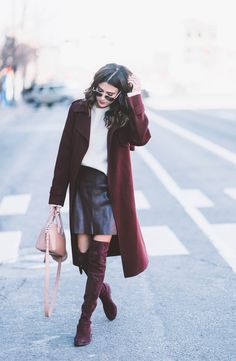 Burgundy Suede and Leather Pieces for Winter Over The Knee Boot Outfit, Comfy Outfits Winter, Knee Boots Outfit, Pullovers Outfit, Burgundy Boots, Burgundy Outfit, High Boots Outfit, Hello Fashion, Trendy Skirts