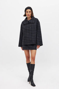 Checked Oversized Short Jacket Classic Plaid Outerwear With Lapel Collar, Plaid Business Outerwear With Pockets, Collared Houndstooth Outerwear For Winter, Collared Houndstooth Winter Outerwear, Winter Collared Outerwear With Houndstooth Pattern, Casual Houndstooth Outerwear With Lapel Collar, Casual Outerwear With Houndstooth Pattern And Lapel Collar, Classic Oversized Plaid Outerwear, Oversized Single-breasted Plaid Outerwear