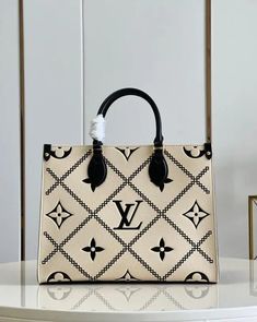 Size: 13.4×10.2×5.9inch Worldwide Free Shipping through FedEx or DHL. Includes Shipping bags, dust bag sleeper, care manual, booklet, tag. Louis Vuitton Mm, Business Lady, Lady Girl, What's App, Big Bags, Coach Bag, Color Dorado, Vuitton Bag, Lady Dior Bag