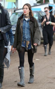 Pin for Later: Seht alle Stars beim Glastonbury Festival Alexa Chung Barbour Jacket Women Outfit, Glastonbury Outfits, Barbour Jacket Outfit, Glastonbury Festival Fashion, Barbour Jacket Women, Look Da Festival, Glastonbury Fashion, Wellie Boots, Barbour Style