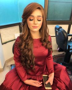 Red Dress And Makeup, Glam Red Dress, Hairstyles With Lehenga, Reception Hairstyles, Lehenga Hairstyles, Pakistani Bridal Hairstyles, Hairstyles For Gowns, Nature Makeup, Hair Style On Saree