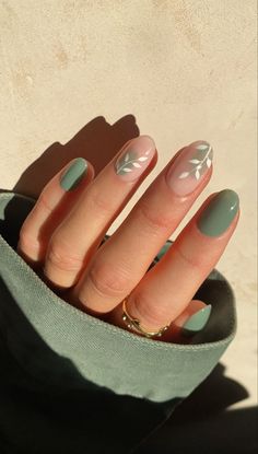 Looking for a trendy and stylish nail color that will make your hands look stunning? Look no further than sage green nails! Kutek Disney, Nail Salon Design, Green Nail Designs, Colorful Nails, Her Nails, Cute Gel Nails, Nail Swag, Diy Spring, Short Acrylic Nails Designs