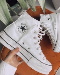 Converse Outfits, Dr Shoes, Jordan Shoes Girls, Fresh Shoes, Cute Sneakers, White Converse, Hype Shoes