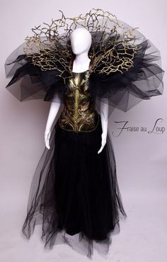 Avant Garde Ruff fraise Au Loup Couture - Etsy Event Performance, Black Ornaments, Ball Event, Avant Garde Style, Burning Men, Patron Vintage, Shoulder Jewelry, Black Tulle, Avant Garde Fashion