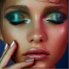 Mermaid eyes - yellow/blue/green/purple metallic eyeshadow look with pink lips. Editorial Make-up, Disco Makeup, Mermaid Eyes, 70s Makeup, Drag Make-up, Painting Reference, Linda Hallberg, Metallic Eyeshadow, Nails Green