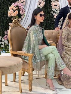 Classy Pakistani Outfits, Pakistani Western Outfits, Pakistani New Dresses Style, Pakistani Fashion 2023, Pakistani Outfits Wedding, Stylish Dresses For Wedding Pakistani, Fancy Pakistani Dresses, Pakistani Wedding Guest Outfits, Pakistani Wedding Suits