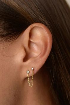 A woman wearing a double stud chain earring. Double Piercing Chain, 2nd Piercing, 2nd Ear Piercing, 2 Ear Piercings, Second Lobe Piercing, Earrings Double Piercing, Double Lobe Piercing, Double Piercing Earrings, Piercing Chain