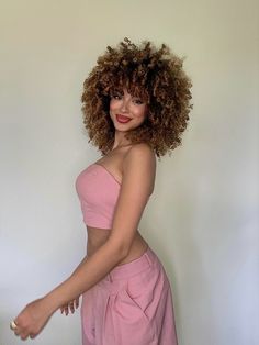 Pink Outfit Summer, Beautiful Natural Curly Hair, Curly Hair Afro, All Pink Outfit, Hair Shape, Natural Hair Short Cuts, Dyed Hair Inspiration, Colored Curly Hair