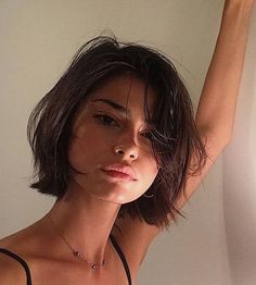 Em busca de inspirações para corte de cabelo curto 2020? Fique de olho nessas tendências, formas e cores para atualizar o visual já. 2019 Hairstyles, Afro Hair Care, Hairstyles Pictures, Short Bob Haircuts, Penteado Cabelo Curto, Bob Haircuts, Hair Pictures, Grunge Hair, Short Bob Hairstyles